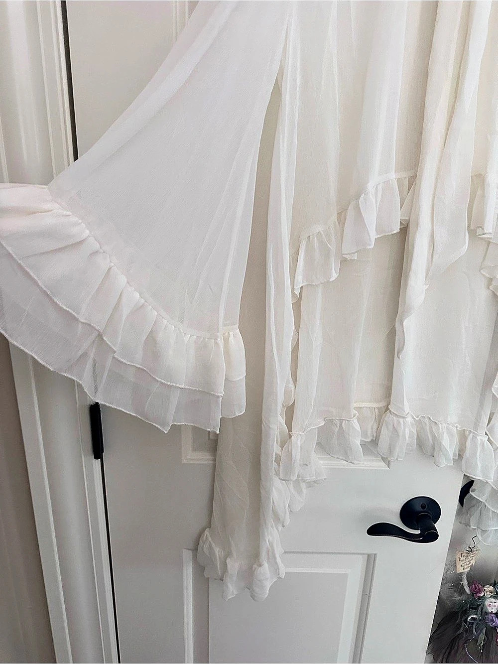 White Ruffle Blouse Like New - Picture 5 of 7
